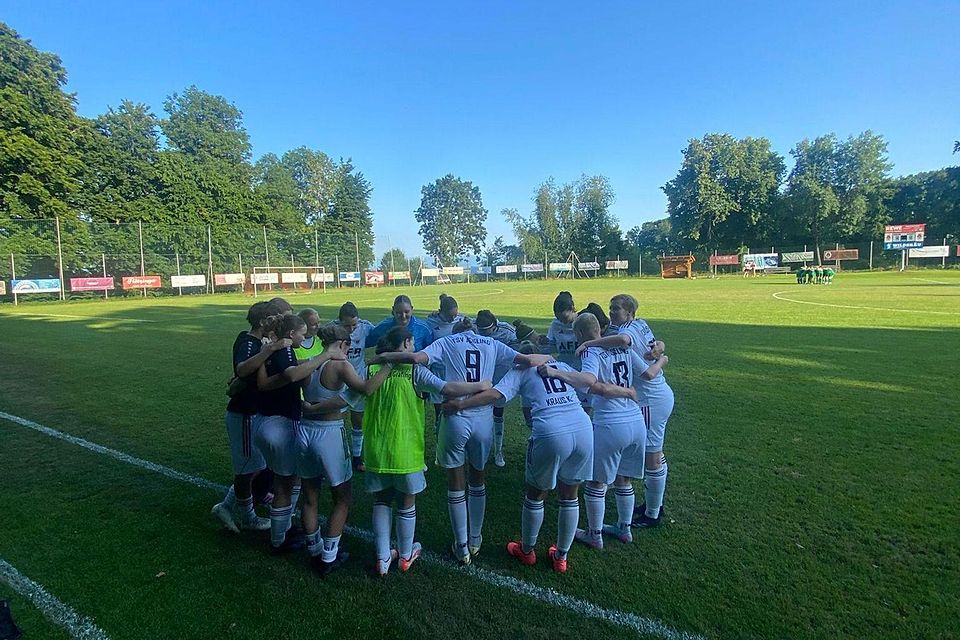 Im Kreis ihrer langjährigen Mitstreiterinnen beim TSV und der SG Aßling/Grafing wurde das Duo Limberger/Krumay nach dem Abpfiff nochmal ausgeschrien.