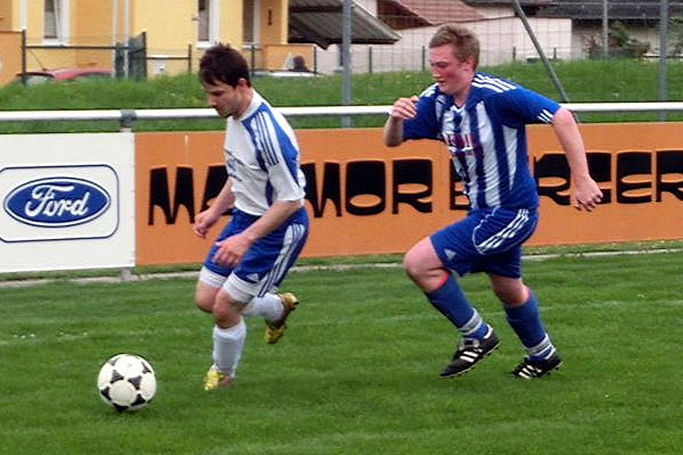 Einen beherzten Kampf lieferten sich der 1. FC Schmidgaden (in blau) und der TSV Tännesberg; am Ende trennten sich die Teams 2:2-Unentschieden.