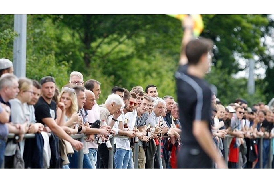 Ob die Fans wohl genau so die Tabellenführung herbeigesehnt haben?F: Katit