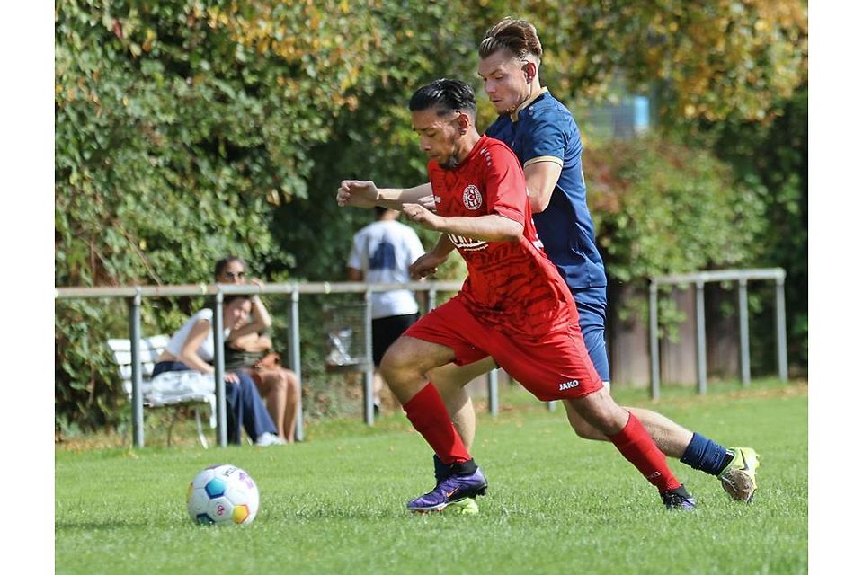Wie schon bei der 0:7-Hinspiel-Niederlage hatte Türk Breuberg (links Ntoan Sali Oglou) dem VfL Michelstadt auch im Rückspiel nichts entgegenzusetzen.	Archivfoto: Herbert Krämer