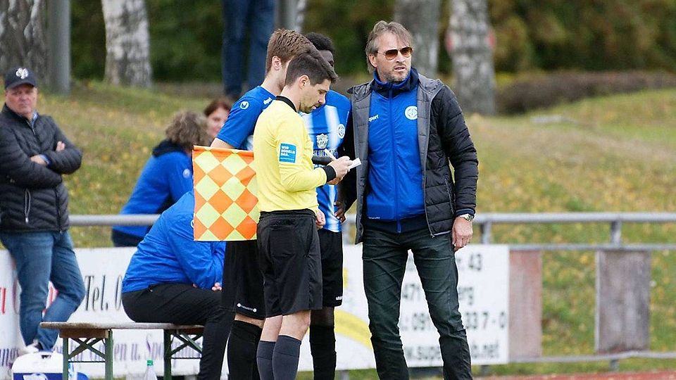 Berthold Göbel ist laut Jürgen Roos mit seiner ruhigen, gelassenen Art genau der richtige Trainer für den Würzburger FV in der aktuellen Situation.