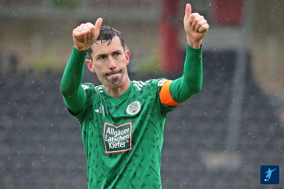 Der Kapitän des FC Homburg jugelt nach dem Sieg in Großaspach. Jetzt geht es zum Tabellenführer der Verbandsliga Südwest, dem SV Geislautern. Geislautern