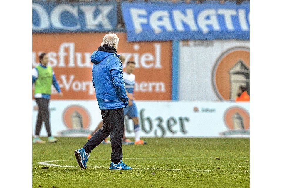 Peter Vollmann steht beim FC Hansa vor dem Aus. Trotz unbestritten fachlicher Kompetenzen des Trainers, sieht sich die Vereinsführung gezwungen, die Notbremse zu ziehen. Georg Scharnweber