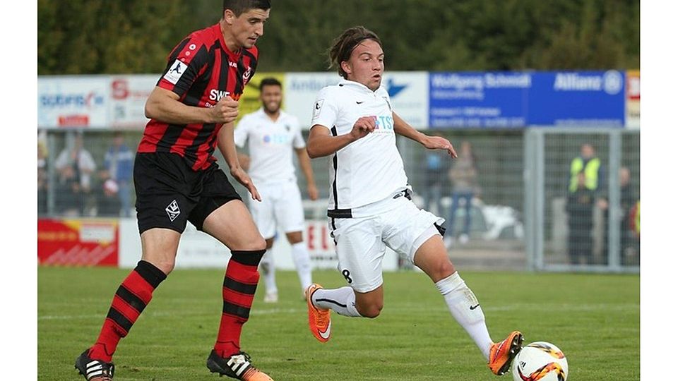 Sandro Loechelt (VfR Wormatia Worms, re.) gegen Stefan Mueller (SV Spielberg). Foto: Weiss-Fudisch/Eibner