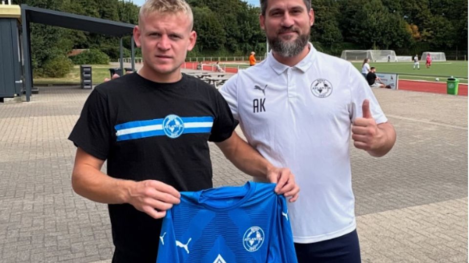 Maksym Khlan (li.) bei seiner offiziellen Vorstellung nach der Rückkehr zu Atlantik 97 – der Torjäger soll bis Winter für neue Treffer in der Bezirksliga Ost sorgen.