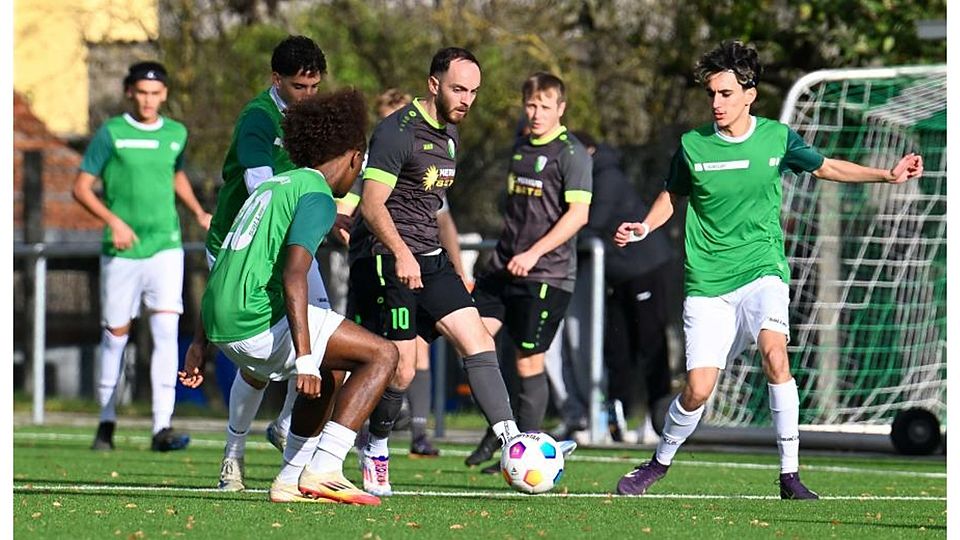 Doppeltorschütze Avni Krasniqi (am Ball) setzt sich hier gegen Deivis Jermain Castro Diaz (vorne links), Salim Boujjia Benchallal (verdeckt) und Efe Sahin (rechts) im Alleingang durch und bringt B-Liga-Tabellenführer SKG Stockstadt im Spitzenspiel gegen Alemannia Königstädten in Führung.