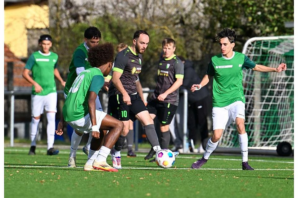 Doppeltorschütze Avni Krasniqi (am Ball) setzt sich hier gegen Deivis Jermain Castro Diaz (vorne links), Salim Boujjia Benchallal (verdeckt) und Efe Sahin (rechts) im Alleingang durch und bringt B-Liga-Tabellenführer SKG Stockstadt im Spitzenspiel gegen Alemannia Königstädten in Führung.