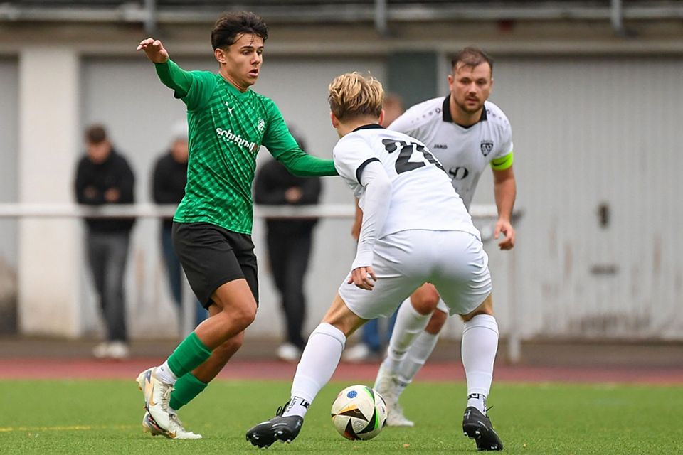  An vier Treffern beteiligt: Marco Schwald (links) gegen die Weiler Neo Metzger und Sandro Samardzic | Foto: Gerd Gründl 