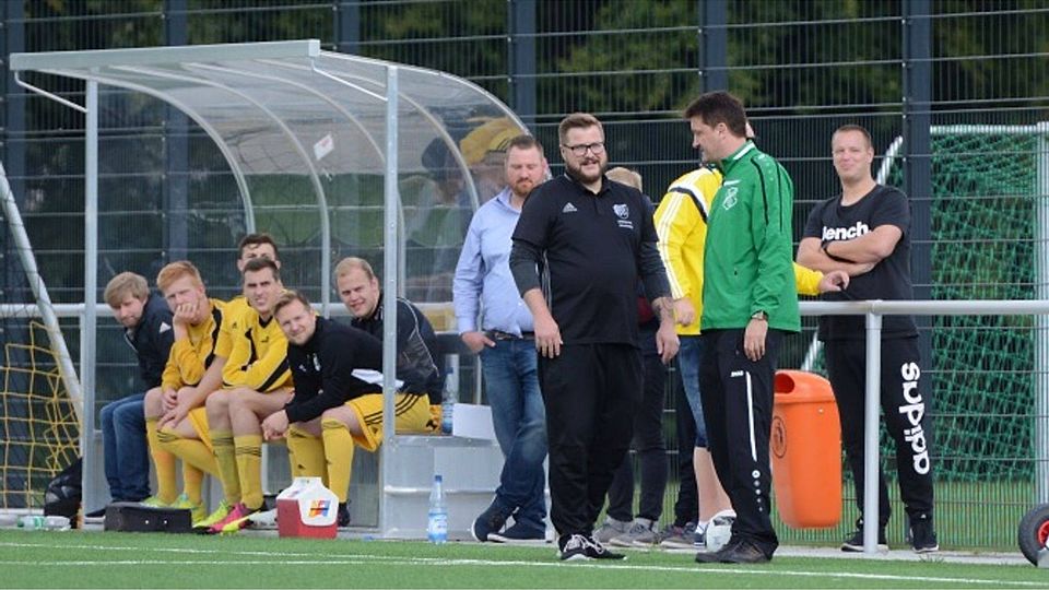 Trainer auf Augenhöhe: Rainer Twenning (in Schwarz) von Emsbüren IV und Robert Wolbers (in Grün) vom  FC Leschede II