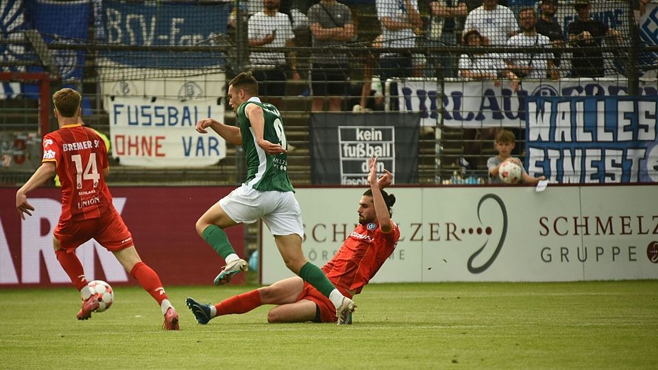 Antonio Verinac (mitte, VfB Lübeck) sorgt mit seinem Doppelpack für den Punktgewinn.