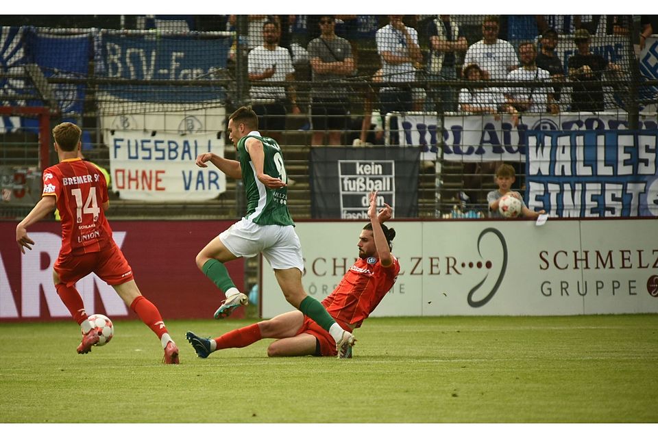 Antonio Verinac (mitte, VfB Lübeck) sorgt mit seinem Doppelpack für den Punktgewinn.