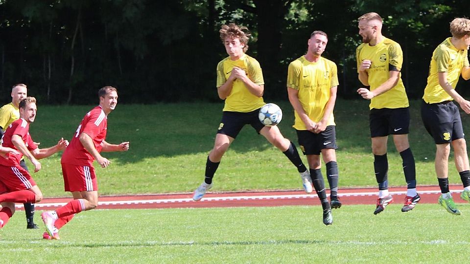 Die Moosinninger Mauer steht: Die Fußballer des BC Attaching gingen zum Saisonauftakt gegen die FCM-Reserve leer aus. Hier scheitert Nico Franke (l.) bei einem Freistoß am gegnerischen Bollwerk.