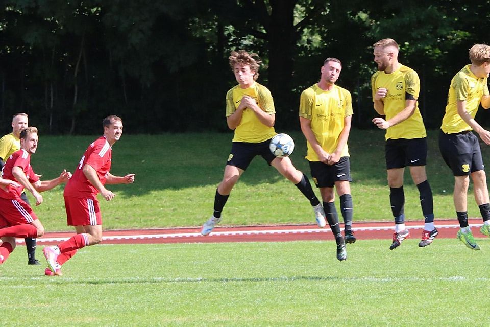 Die Moosinninger Mauer steht: Die Fußballer des BC Attaching gingen zum Saisonauftakt gegen die FCM-Reserve leer aus. Hier scheitert Nico Franke (l.) bei einem Freistoß am gegnerischen Bollwerk.