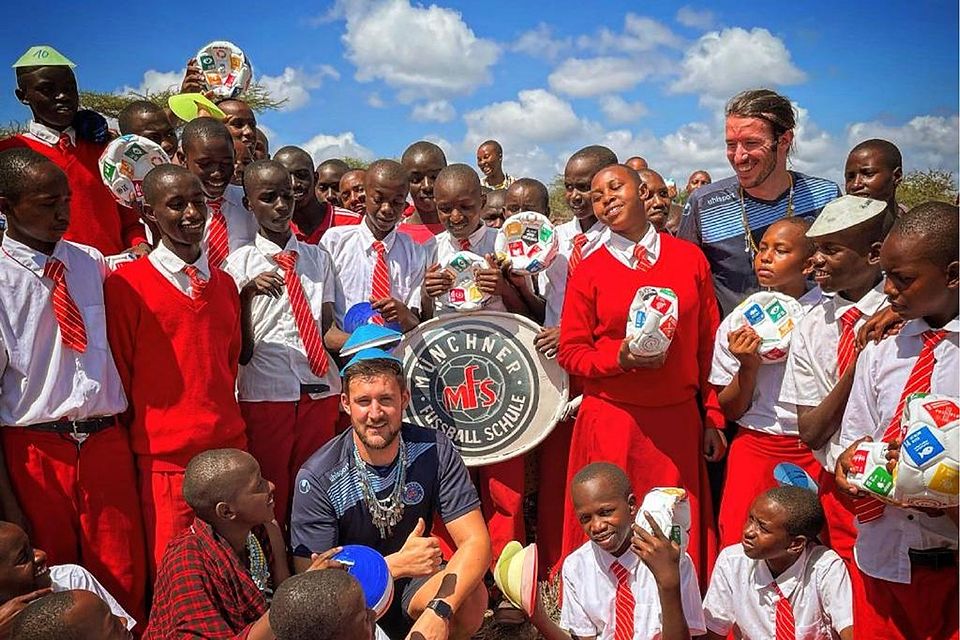 Carsten Altstadt und Matias Blasenbreu bei den Massai in Ngabobo für ihr Hilfsprojekt „Kick for Life“.