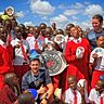 Carsten Altstadt und Matias Blasenbreu bei den Massai in Ngabobo für ihr Hilfsprojekt „Kick for Life“.