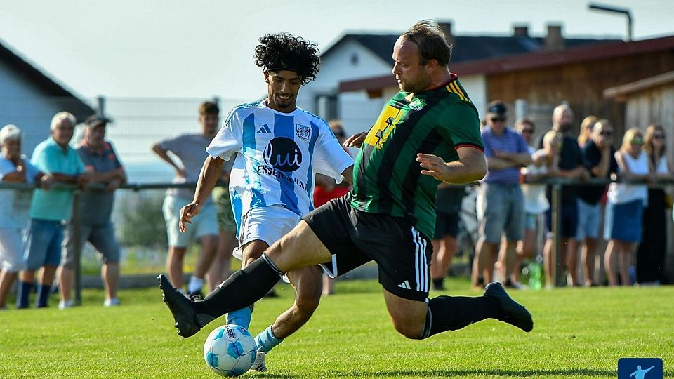 Zwei Teams, die zum Saisonende den punktbesten Kreisklassendritten stellen wollen: Der TSV Kümmerbruck (helles Trikot) und die DJK Ammerthal II (in Grün-Schwarz).