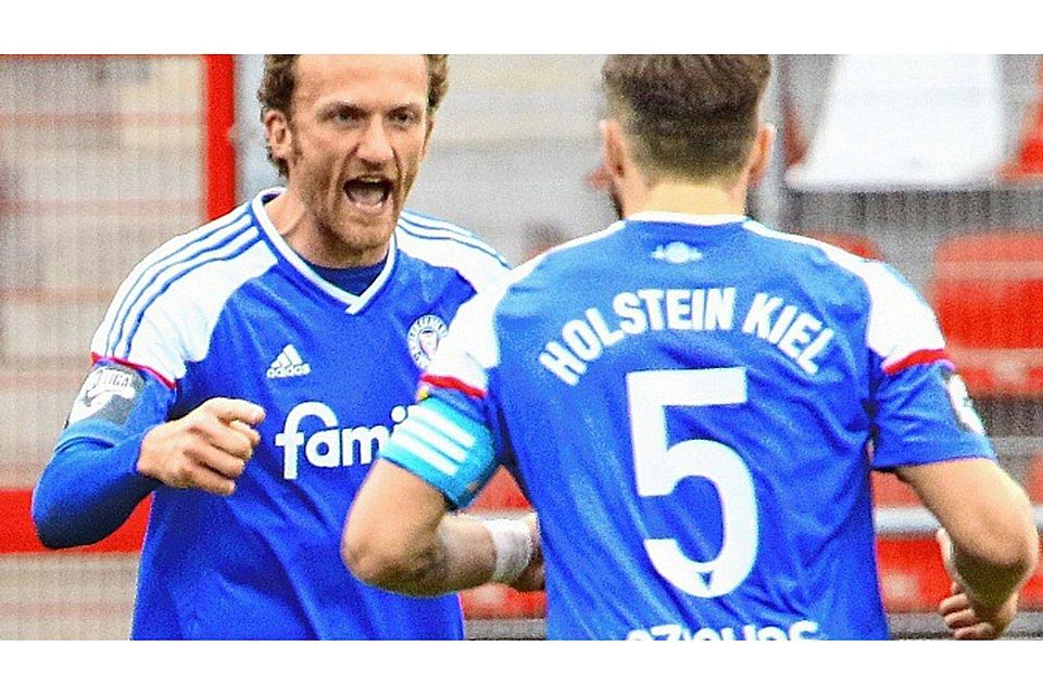 Na endlich! Dominic Peitz (links) freut sich nur kurz über seinen Ausgleichstreffer und wird von Kapitän Rafael Czichos beglückwünscht.