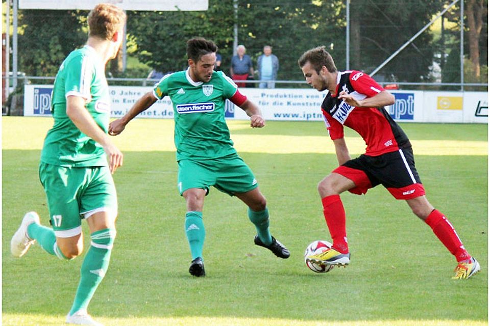 Mathias Jacobi (rechts) hatte mit seinem Treffer zum 1:2-Anschlusstreffer für den TSV Aindling die Wende in der Partie gegen den TSV Nördlingen (Mitte Philipp Buser) eingeleitet. 	F.: Melanie Nießl