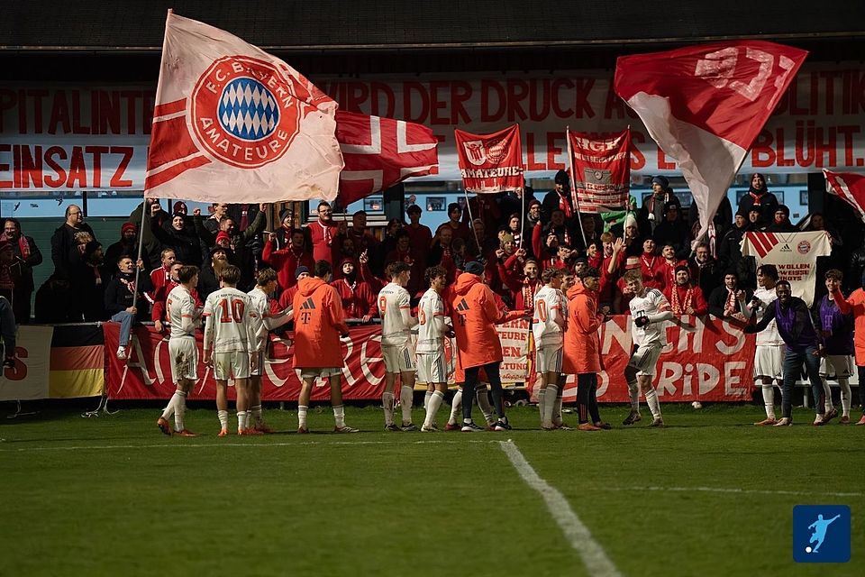 Reisefreudig: Die Fans der Bayern-Amateure pilgerten wieder zahlreich nach Buchbach. 859 Zuschauer waren es insgesamt in der SMR-Arena. 