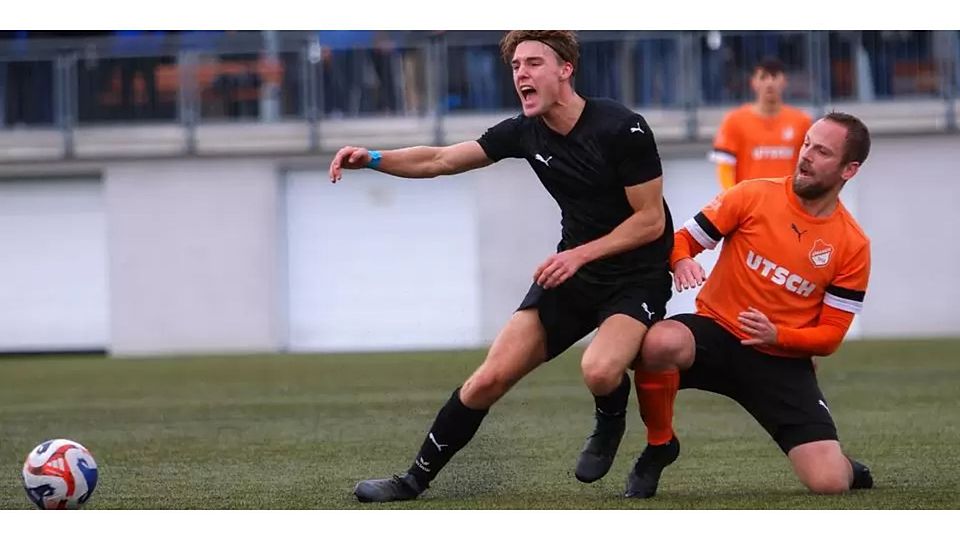 Autsch! Frohnhausens Marcel Bastian (r.) setzt dem Ballersbacher Max Grimm zu. Der TSV feiert beim 2:1 bei der Oranier-Reserve aber einen Auswärtssieg. © Lars Hinter
