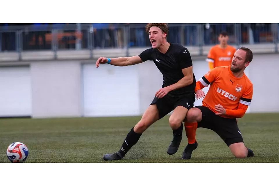 Autsch! Frohnhausens Marcel Bastian (r.) setzt dem Ballersbacher Max Grimm zu. Der TSV feiert beim 2:1 bei der Oranier-Reserve aber einen Auswärtssieg. © Lars Hinter