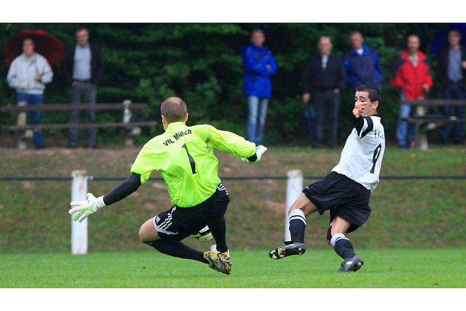 Der FV Elsenz (weißes Trikot) möchte dem Spitzenreiter die erste Niederlage beibringen. F: Stefan Weindl Der FV Elsenz (weißes Trikot) möchte dem Spitzenreiter die erste Niederlage beibringen. F: Stefan Weindl