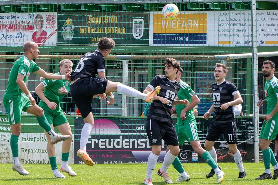 Spielszene mit Moritz Sassmann beim Kopfball vom VfB Hallbergmoos.