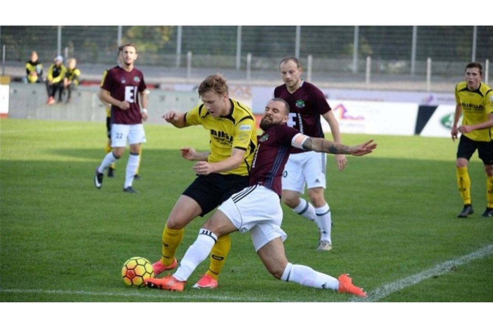 Der FC Amberg (in Gelb) und die DJK Ammerthal kämpften im Nachbarschaftsderby um jeden Ball.  Foto: Brückmann