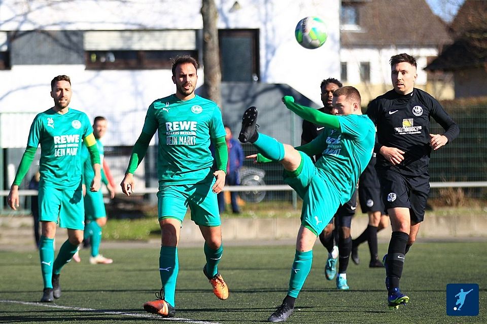 Die Spvgg. Ingelheim (grün, hier im Duell mit dem VfB Bodenheim) startet mit einem Auswärtsspiel in Gau-Odernheim in die neue Saison.