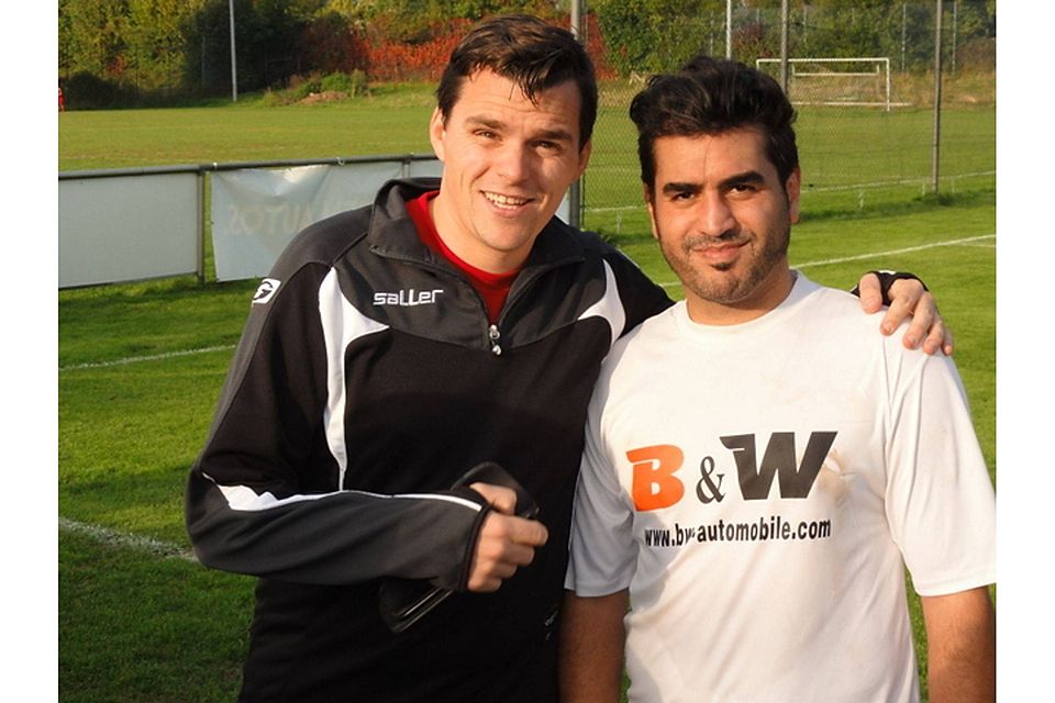 Hüseyin Yayar , hier mit seinem Freund Benjamin Selch im Bild rechts, war der beste Akteur im Derby gegen die SpVgg Schirmitz. Mit einem Doppelpack in der ersten Hälfte und einer weiteren grandiosen Leistung ebnete er seiner Mannschaft dem Weg zum 3:1 Sieg. F: Uwe Selch