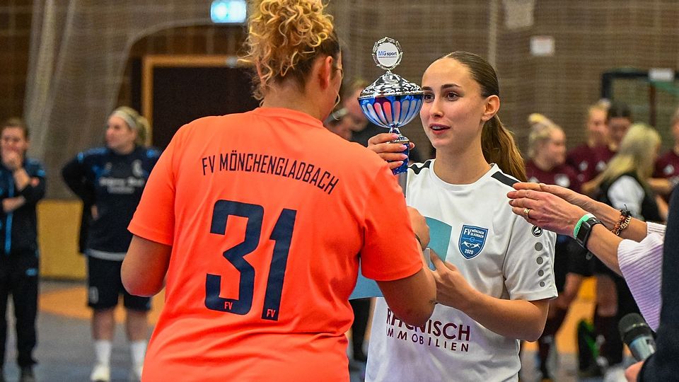 Anna Julia Lange mit dem Pokal.