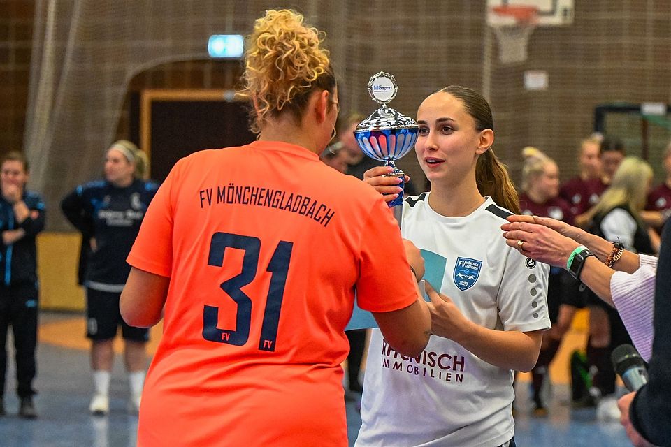Anna Julia Lange mit dem Pokal.