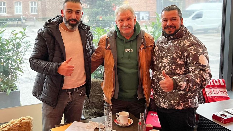 KSV Mesopotamia Grevenbroich präsentiert den neuen Trainer Konrad Eickels (Mitte).