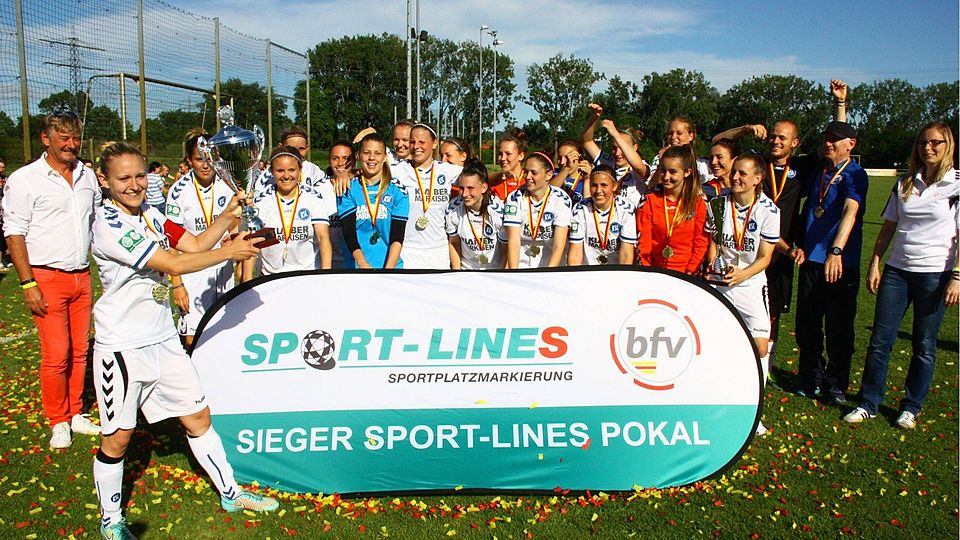 KSC Siegerfoto: Tamara Daiß hält stolz den Pokal; links Rudi Cornelis (Sport-Lines), rechts Nadine Imhof (Badischer Fußballverband)   Foto: bfv