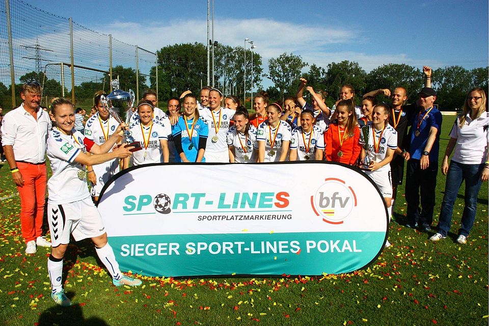 KSC Siegerfoto: Tamara Daiß hält stolz den Pokal; links Rudi Cornelis (Sport-Lines), rechts Nadine Imhof (Badischer Fußballverband)   Foto: bfv