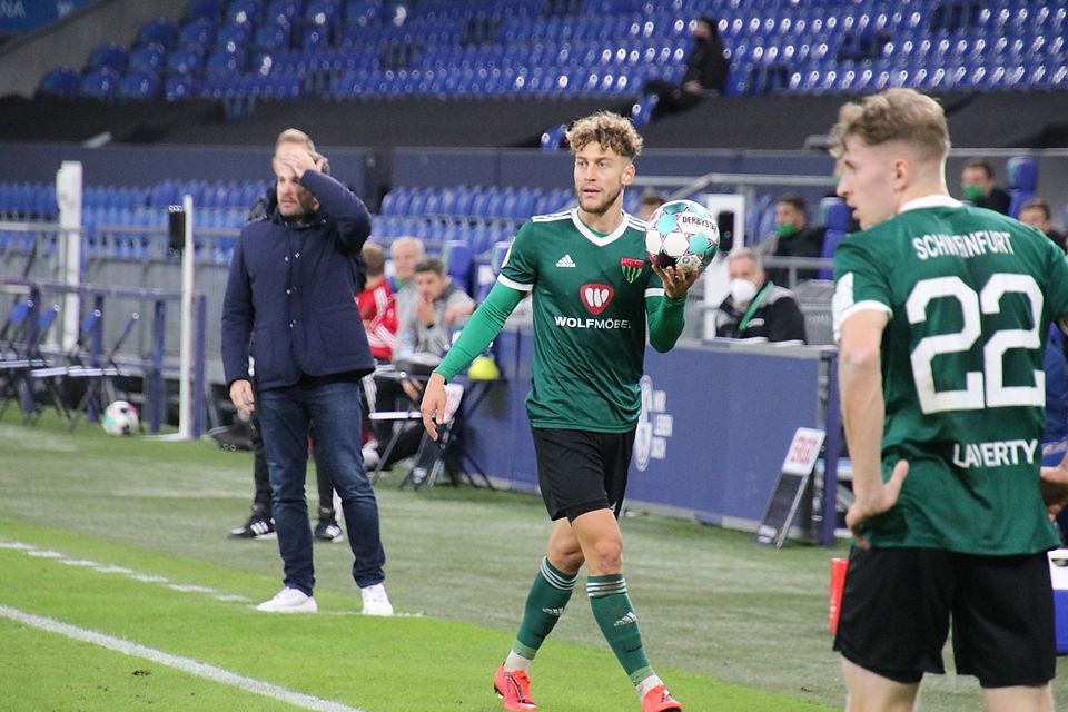 David Grözinger (mi.) bei der Pokalpartie auf Schalke. Der 22-Jährige läuft auch weiterhin für die Schnüdel auf.
