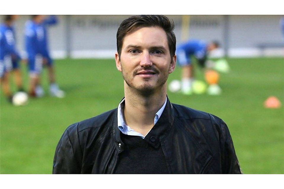 Während die Mannschaft trainierte, wurde Florian Dinser als neuer Co-Trainer des FC Pipinsried vorgestellt. Foto: HAE