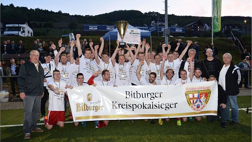 Die SG Niersbach feiert nach dem 1:0 gegen Veldenz den Kreispokalsieg.
