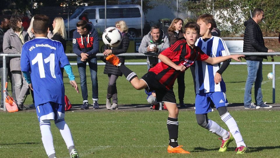 Der TV Gültstein (schwarz-rotes Trikot) siegte in der Vorrunde mit 1:0 über den VfL Sindelfingen (blaues Trikot) Foto: Bäuerle