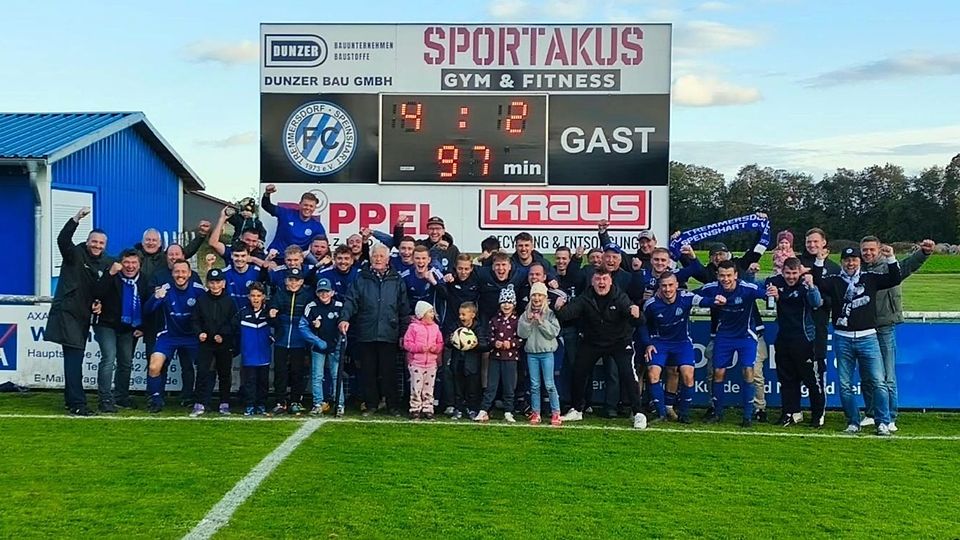 Es ist vollbracht, der Tabellenführer wurde erstmals geschlagen! Mannschaft und Fans des FC Tremmersdorf feiern ausgelassen den Derbysieg gegen die SV Grafenwöhr.