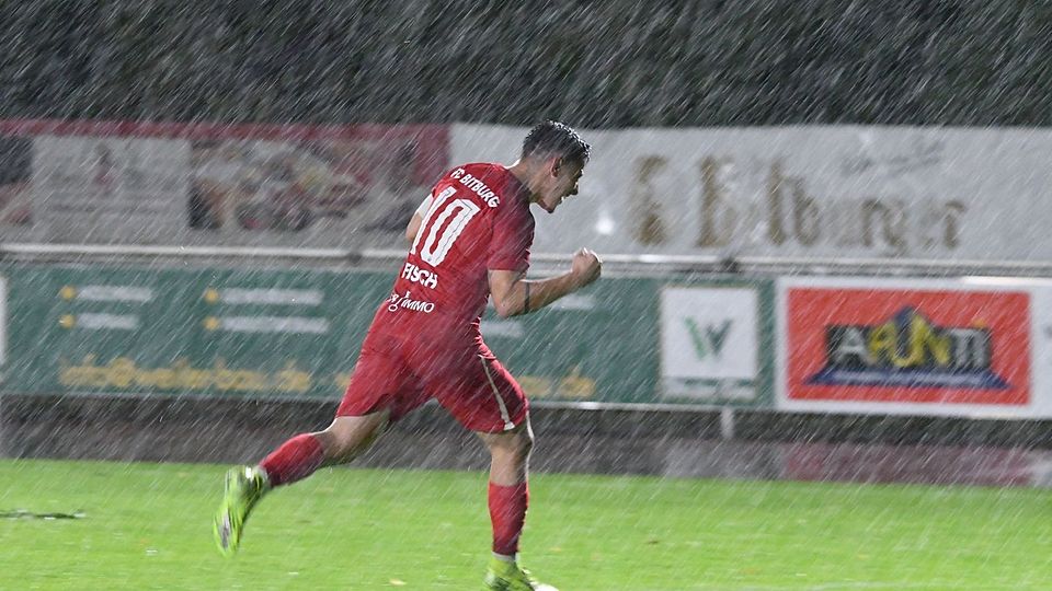 Ausgelassener Jubel im strömenden Regen: Nach seinem Tor zum 3:0 per fulminantem Distanzschuss hat Fabian Fisch allen Grund zur Freude.