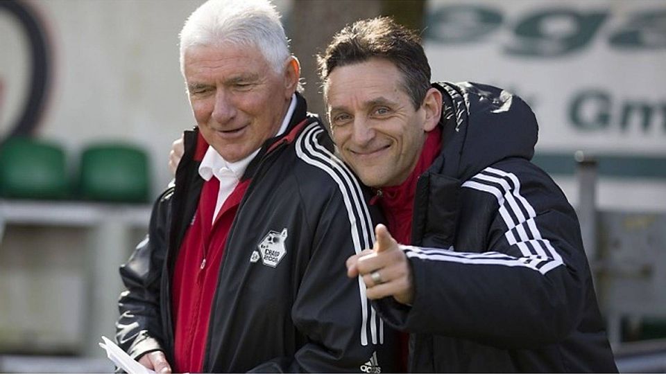 Buchs Trainer Thomas Adler (hier mit Vachs Coach Norbert Hofmann) hat auch in der Spielzeit 2018/19 sportlich das Sagen. F: Zink