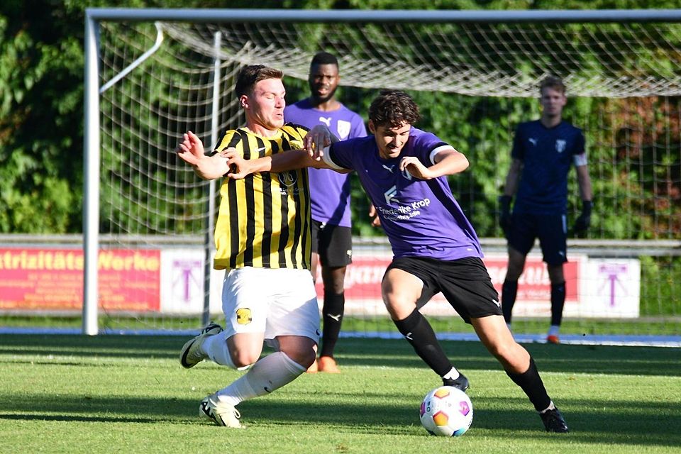 Der Fc Moosinning (gelb-schwarzes Trikot) bleibt nach dem Sieg gegen Bad Endorf weiter in der Erfolgsspur.