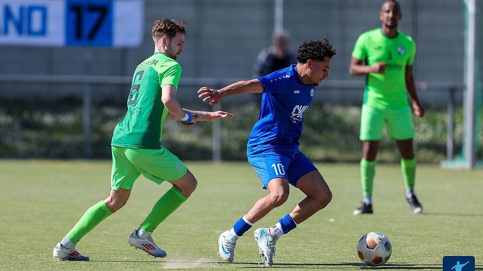 Nikos Iosifidis vom FV Biebrich 02 (rechts) wirbelt in der Offensive des Vizemeisters der vergangenen Runde und wird im Abschluss immer kaltschnäuziger.