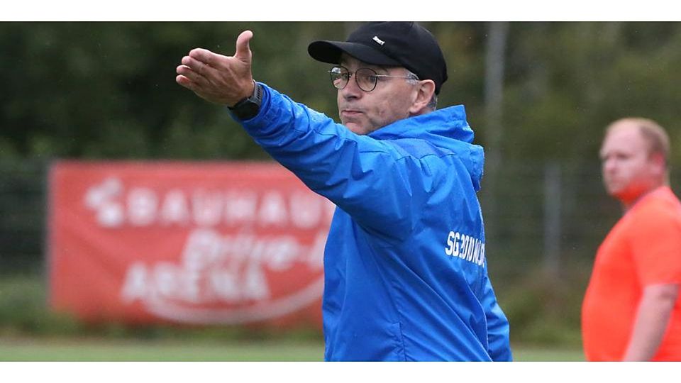 Fünf Gegentreffer muss Trainer Bernd Schröder verzeichnen. Sein Fußball-Gruppenligist SG Waldsolms verliert mit 1:5 gegen den SSC Burg. © Steffen Bär