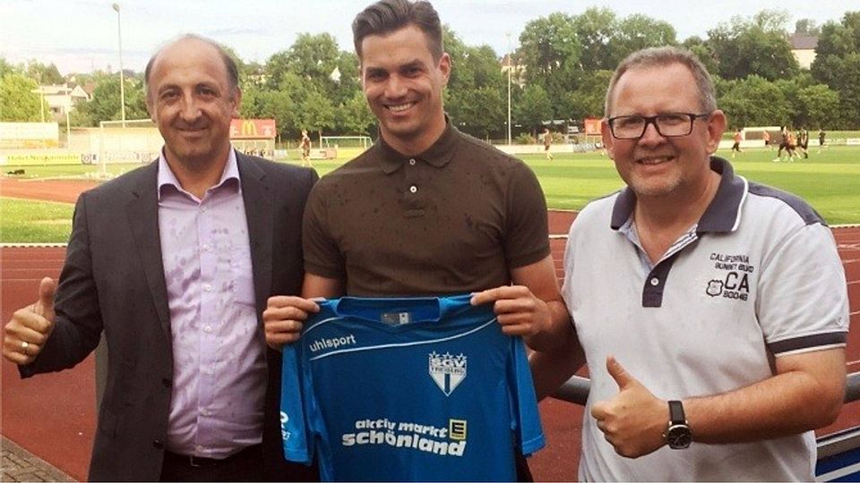 Neuzugang Steven Kröner mit SGV-Präsident Emir Cerkez (links) und dem sportlichen Leiter Dieter Gerstung (rechts). Foto: SGV Freiberg