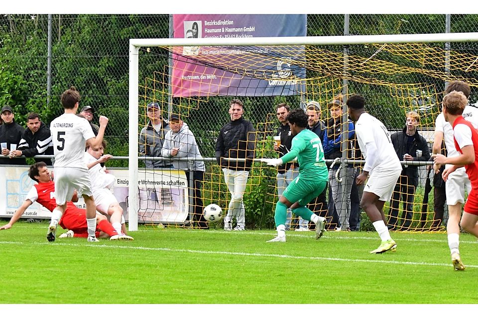 Die Entscheidung: Lukas Ippisch kommt vor dem Altenerdinger Lukas Rymas an den Ball und lässt Torhüter Senal de Silva mit diesem Schuss aus kurzer Entfernung keine Abwehrchance. Auch Julian Topf (Nr. 5) kann nicht mehr eingreifen Die Entscheidung: Lukas Ippisch kommt vor dem Altenerdinger Lukas Rymas an den Ball und lässt Torhüter Senal de Silva mit diesem Schuss aus kurzer Entfernung keine Abwehrchance. Auch Julian Topf (Nr. 5) kann nicht mehr eingreifen