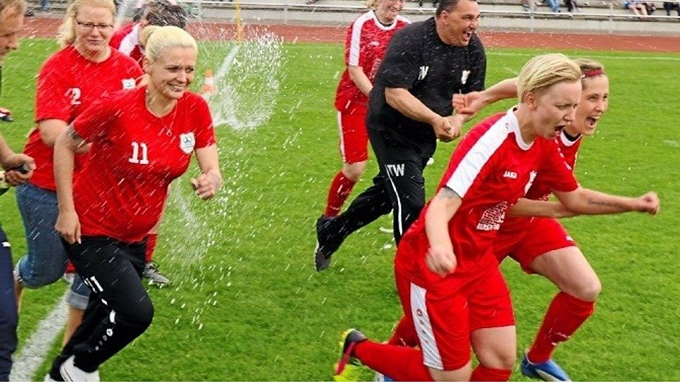 Startschuss zum Feiern: Direkt nach dem Abpfiff gab es beim neuen Meister der Frauen kein Halten mehr.  ©MZV