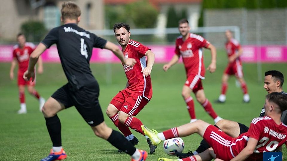 Die DJK Dampfach (in rot) erkämpfte sich am Wochenende einen deutlichen 4:0 Sieg gegen die  TuS Frammersbach 