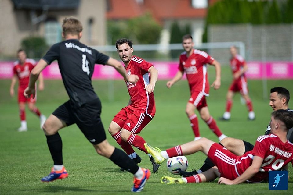 Die DJK Dampfach (in rot) erkämpfte sich am Wochenende einen deutlichen 4:0 Sieg gegen die  TuS Frammersbach 